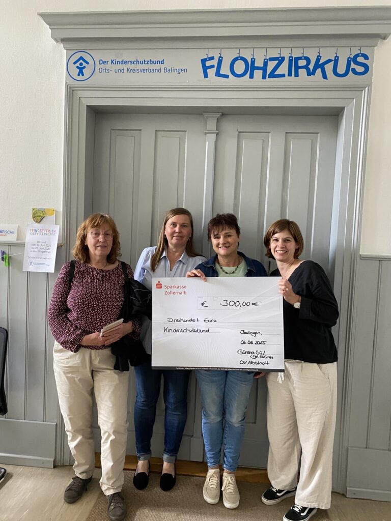 Spendenübergabe nach erfolgreichem Warentauschtag – 300 Euro für den Kinderschutzbund Balingen